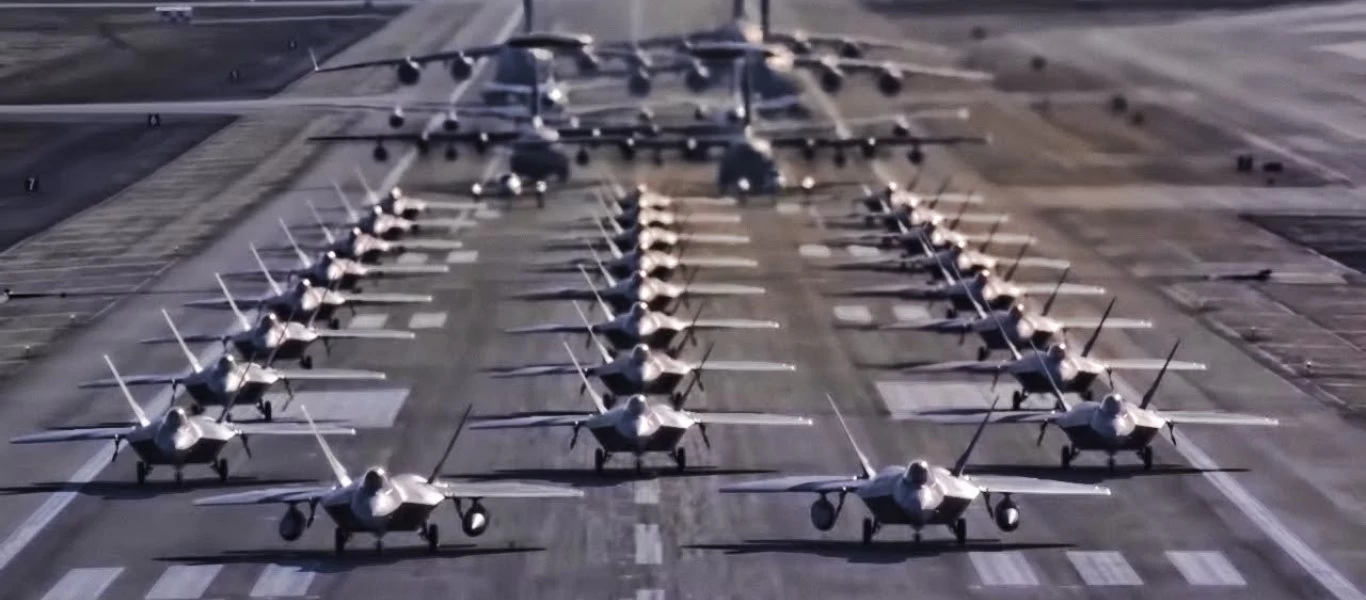 Αλάσκα: Εντυπωσιακές εικόνες από μαζική τροχοδρόμηση και απογείωση δεκάδων F-22 Raptor